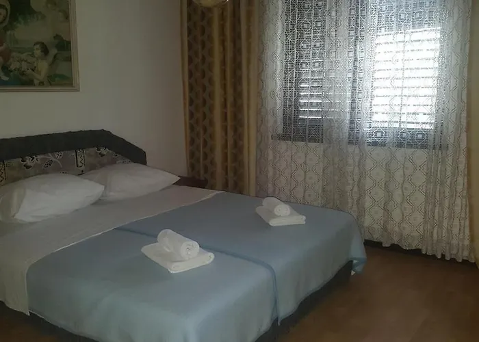 Lola's Summer - Upper Floor