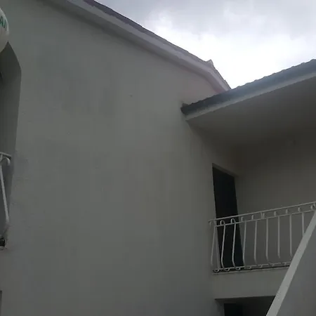 Lola's Summer - Upper Floor Apartment *