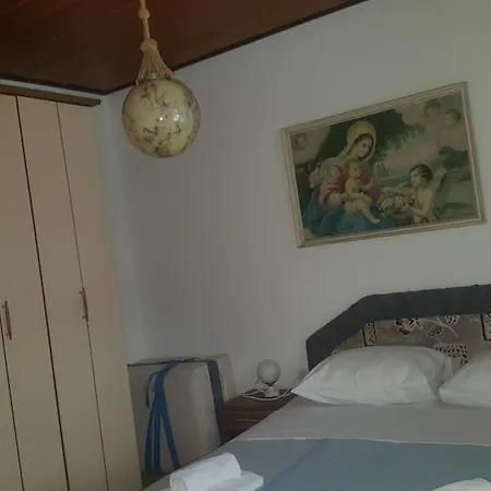 Lola's Summer - Upper Floor Apartment