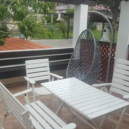 Lola's Summer - Upper Floor *