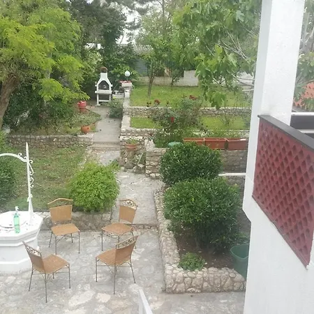 Lola's Summer - Upper Floor Apartment